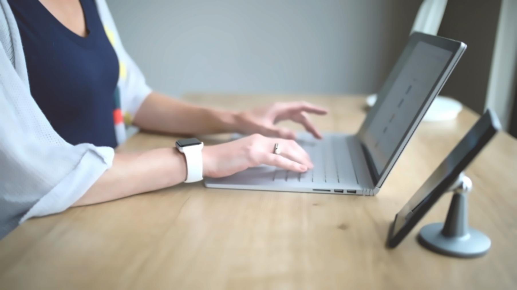 Interno dello studio ovelintraq con postazioni moderne per styling maschile a Rimini